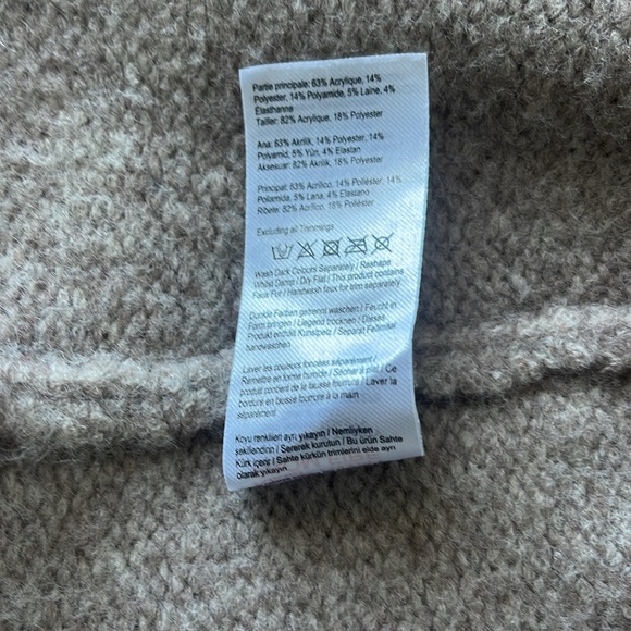 Joules ‘toasty’ beanie in Oat color with faux fur bobble OS - Picture 6 of 7